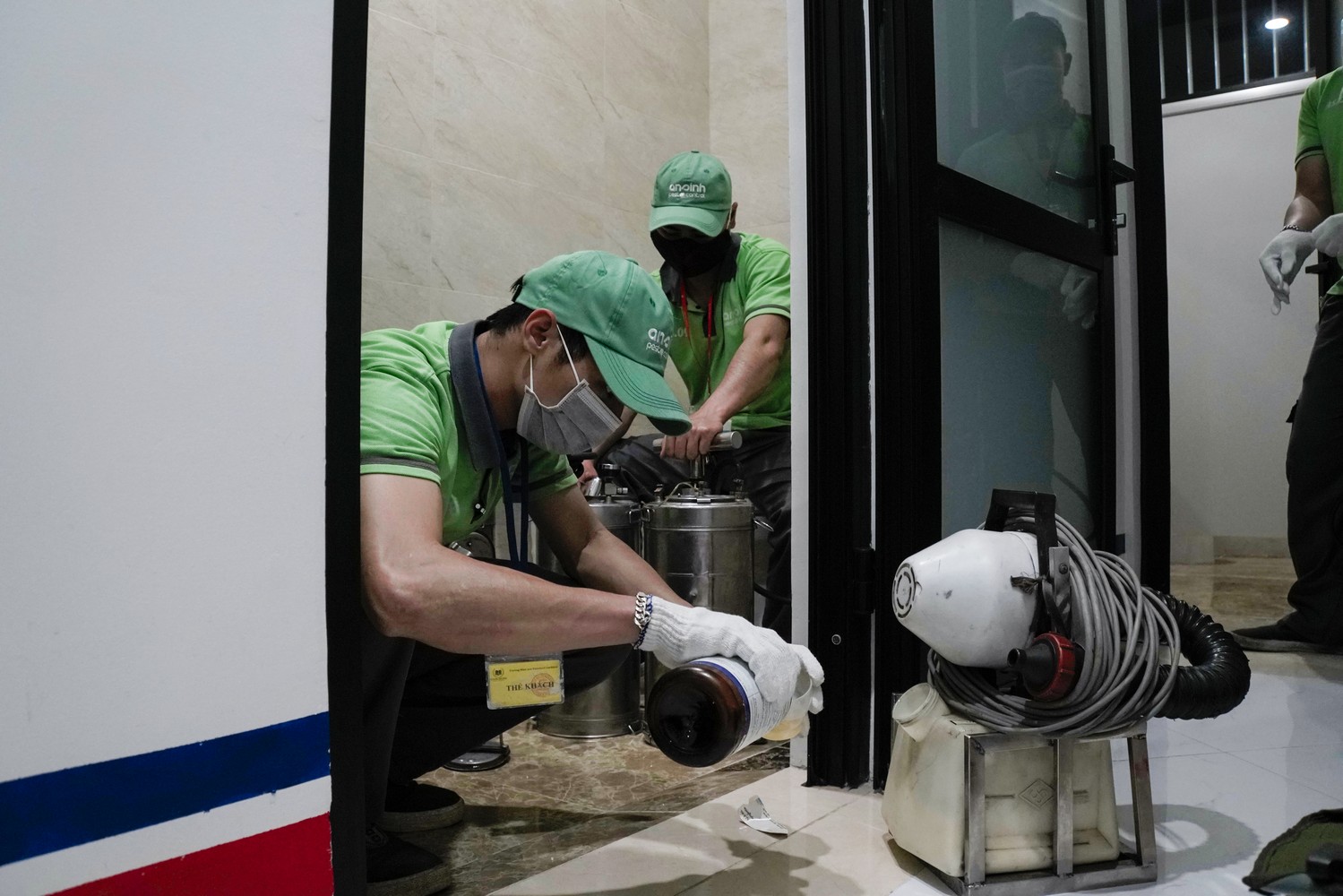 Pha thuốc tại nhà và trước sự quan sát của khách hàng