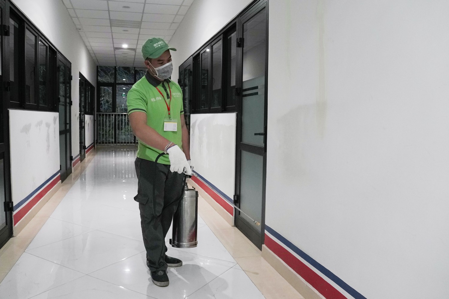 Trang phục và thiết bị phun của AN SINH PEST CONTROL