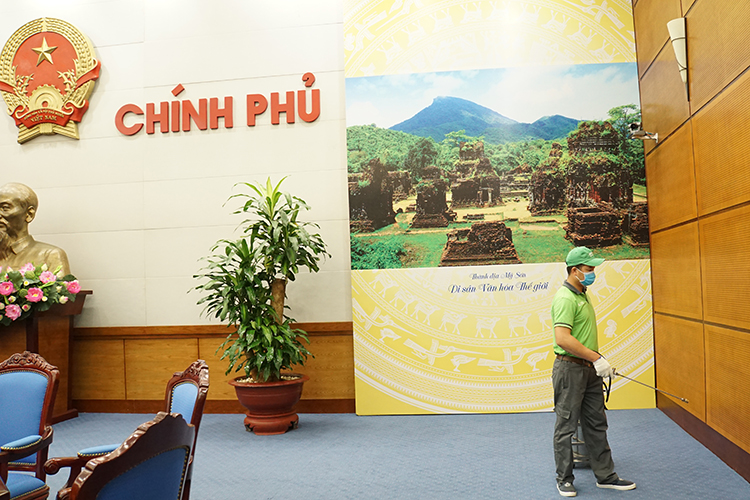 Phun_thuoc_ton_lưu_diet_muoi